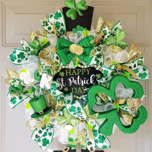 Happy St. Patrick's Day Wreath Lights Up